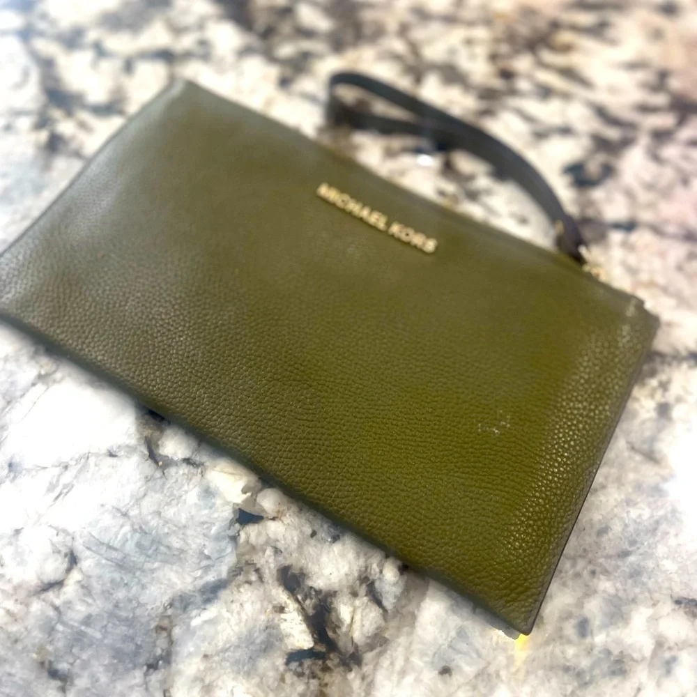 Michael Kors Wristlet woman’s